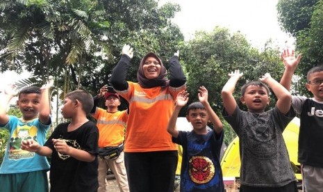 Relawan Baznas BAZIS Psychosocial firstAid untuk mengembalikan keceriaan anak yang hilang akibat banjir