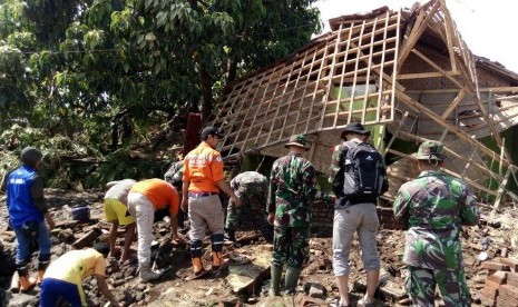 Relawan Baznas membantu evakuasi korban banjir di Garut.