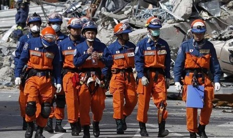 Relawan Bencana dari Jepang saat membantu evakuasi gempa di Selandia Baru tahun lalu. 