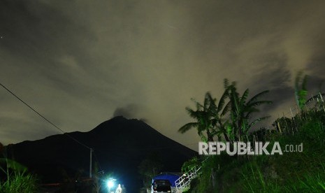 Relawan berjaga-jaga di pedesaan lereng Gunung Merapi, Stabelan, Tlogolele, Selo, Boyolali, Jawa Tengah. 