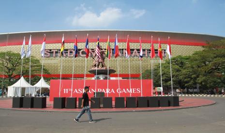 Relawan berjalan menuju Stadion Manahan jelang pembukaan ASEAN Para Games 2022 di Solo, Jawa Tengah, Sabtu (30/7/2022). 