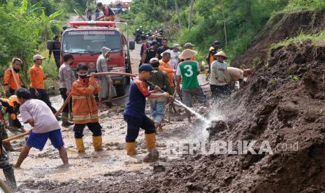 Relawan bersama warga dan TNI-Polri bergotong royong membersihkan material longsor yang menutup jalan di kawasan lereng gunung Sumbing Desa Umbulsari, Windusari, Magelang, Jawa Tengah, Kamis (28/10/2021). Hujan deras pada Rabu (27/10/2021) menyebabkan tebing setinggi 15 meter dengan panjang 25 meter longsor menutup akses jalan antar kabupaten Magelang dengan Temanggung. 