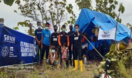 Relawan BMH bersama SAR Hidayatullah dan ITS Peduli Bencana mendirikan posko bencana dan dapur umum  di Dusun Malatewa, Desa Mekkata Selatan, Kecamatan Malunda, Majene, Sulawesi Barat.