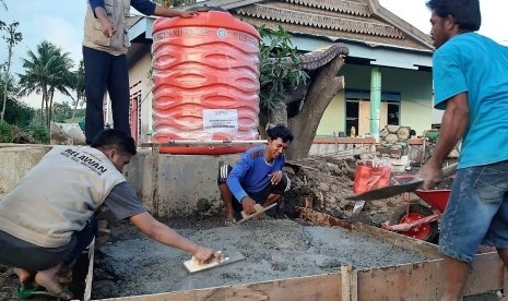 Relawan BMH bersama warga membangun sarana air bersih bagi warga terdampak banjir dan longsor di Jeneponto.