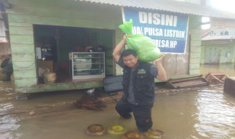 Relawan BMH membantu menyelamatkan barang milik warga korban banjir Konawe Utara.