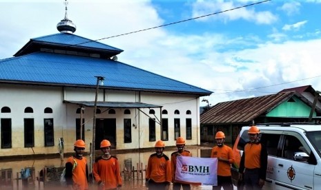 Relawan BMH, SAR Hidayatullah dan Pos Dai siap membersihkan Masjid Al-Kubro, Konawe Utara.