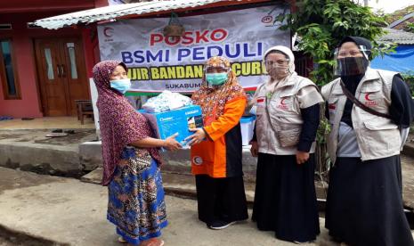 Relawan BSMI ikut membantu korban banjir bandang Sukabumi.