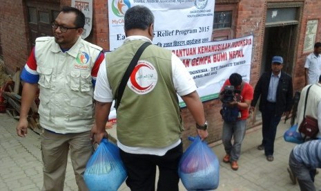  Relawan BSMI memberi bantuan berupa perwatan medis dan obat obatan untuk penanganan orthopaedi. Bantuan obat-obatan diserahkan kepada RS Kantipur, yang terletak di Kathmandu, yang diterima langsung oleh kepala rumah sakit Buddhi Man Shrstha, Rabu (6/5).