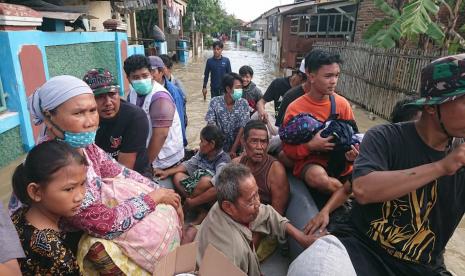 Relawan Bulan Sabit Merah Indonesia (BSMI) mengevakuasi sekitar 300 warga Bekasi terdampak banjir akibat jebolnya tanggul Sungai Citarum, Ahad (21/2).