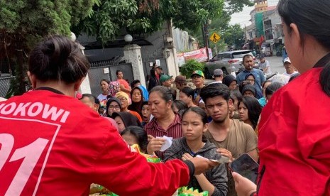 Relawan Bunda Merah Putih (BMP) menggelar bazar murah di Jalan Tebet Barat Raya, Trijaya III, Jakarta Selatan, Ahad (31/3). 