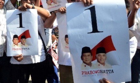 Relawan capres-Cawapres Prabowo-Hatta menunjukan nomer urut di kantor Komisi Pemilihan Umum (KPU), Jakarta, Ahad (1/6).