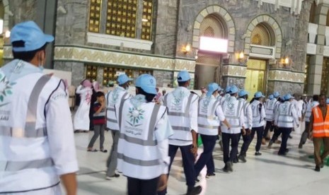 Relawan dan ribuan petugas dikerahkah untuk melayani jamaah di akhir Ramadhan di Masjidil Haram. 30 Juta Jamaah di Masjidil Haram Rasakan Manfaat Layanan Sukarela