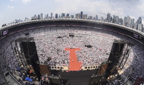 Relawan dan simpatisan pasangan Capres dan Cawapres nomor urut 01 Joko Widodo - KH Ma'ruf Amin menghadiri Konser Putih Bersatu di Stadion Utama Gelora Bung Karno (GBK), Jakarta, Sabtu (13/4/2019). 