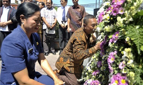 Relawan dan tokoh masyarakat meletakkan karangan bunga di Monumen Bom Bali, Legian, Kuta, Bali, Selasa (9/10). 