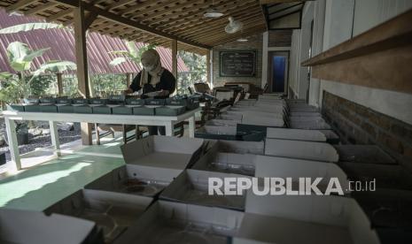 Relawan dari komunitas Sebisanya menata makanan di Pojok Taraman, Sinduharjo, Ngaglik, Sleman, DI Yogyakarta, Sabtu (17/7/2021). Komunitas relawan Sebisanya membuat paket makanan yang akan dibagikan kepada warga yang melakukan isolasi mandiri sebagai bentuk kepedulian kepada sesama saat pandemi COVID-19. 