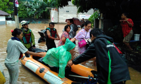 Relawan DD melakukan evakuasi banjir Jakarta (Ilustrasi)