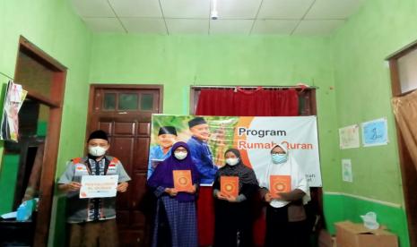  Relawan Desa Berdaya Ancaran menyampaikan amanah dari para donatur dan Rumah Zakat untuk menyalurkan 100 Alquran dan 100 iqra, beberapa waktu lalu.