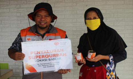 Relawan Desa Berdaya Rumah Zakat menyalurkan paket Superqurban kepada korban bencana banjir bandang di kampong Nyangkowek, Desa Mekarsari, Kecamatan Cicurug, Sukabumi. Bantuan Superqurban yang disalurkan berjumlah 154 paket yang terdiri dari rendang dan kornet dan diberikan kepada 77 Penerima Manfaat (PM). Kegiatan penyaluran didampingi oleh Ketua RT 02/06 Kampung Nyangkowek.