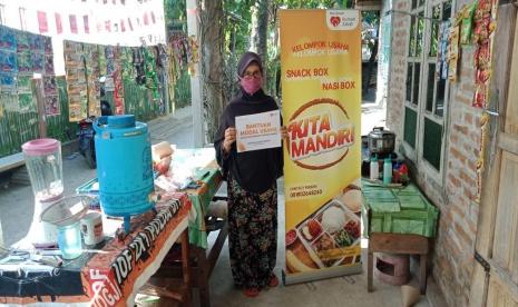 Relawan Desa Berdaya Somopuro menyerahkan modal usaha kepada Ibu Warsini, yang merupakan salah satu penerima manfaat dari Rumah Zakat. Beliau juga merupakan anggota KUBE BERDAYA Somopuro sejak tahun 2018.