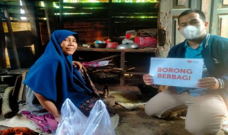 Relawan Desa Berdaya Sukadalem menyalurkan program borong berbagi kepada masyarakatdi Desa Sukadalem, Kecamatan Waringinkurung, Kabupaten Serang. Program borong berbagi ini merupakan salah satu bentuk kepedulian Rumah Zakat terhadap pelaku usaha dan warga yang terdampak pandemi.