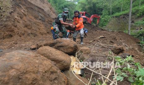 Ilustrasi.Relawan dibantu anggota TNI mengangkat batu saat membersihkan tanah longsor yang menutupi akses jalan di lereng Merapi, Sangup, Tamansari, Boyolali, Jawa Tengah, Senin (17/1/2022). BMKG Prakirakan Potensi Cuaca Ekstrem di Jateng Hingga 3 November