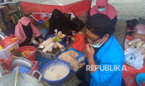  Relawan Dirikan Posko Logistik Gratis Untuk Jamaah. Relawan AKSI sedang mempersiapkan makanan untuk dibagikan pada jamaah Munajat 212.