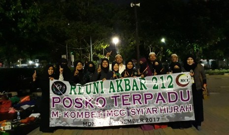 Relawan gabungan M-Kombet, MCC, dan Syi'ar Hijrah Jakarta menyiapkan logistik untuk peserta Reuni 212 di Lapangan Monas, Sabtu (2/12) dini hari.