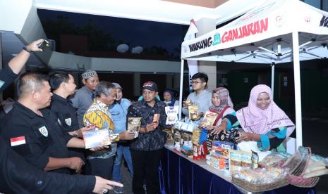 Relawan Ganjaran Buruh Berjuang (GBB) Warung Ganjaran Ramadhan di Desa Cempaka, Kec. Plumbon, Kab. Cirebon. Warung ini dimulai pada 26 Maret sampai 11 April 2023. Peluncuran dilakukan oleh pengurus GBB secara simbolis membeli produk UMKM yang berasal dari Cirebon Raya. 