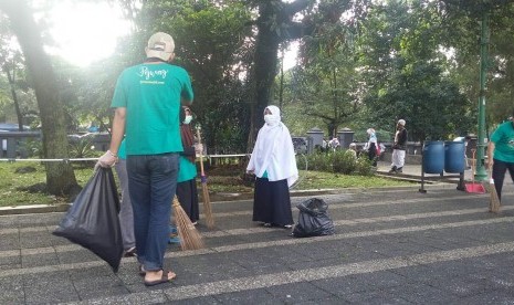 Relawan Gemas gelar aksi bersih-bersih di Kawasan Masjid Pusdai, Bandung, Jawa Barat.