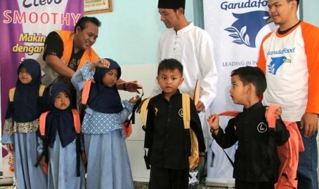 Relawan internal GarudaFood Sehati bersama perwakilan CLEVO SMOOTHY, menyalurkan donasi berupa uang tunai dan perlengkapan Sekolah kepada anak binaan Panti Yatim Griya Dhuafa di Rancaekek (28/7).