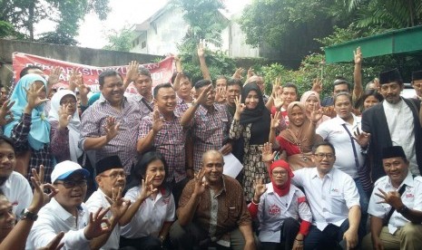 Relawan 'Jokowi Cinta Persatuan Indonesia' menyatakan deklarasi dukungan terhadap pasangan Anies Baswedan-Sandiaga Uno di Rumah Perubahan Ali Sadikin, Jl Borobudur, Pesanggrahan, Menteng, Jakarta Pusat, Jumat (10/2).