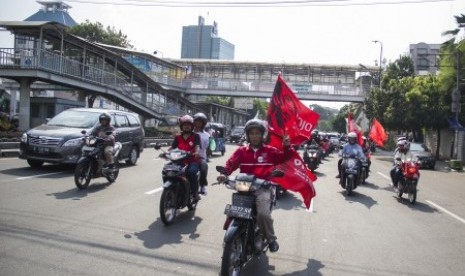 Relawan Jokowi-JK melakukan konvoi dengan melintas di Jalan Salemba, Jakarta Pusat, Rabu (18/6). 