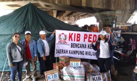  Relawan Jokowi, Kebangkitan Indonesia Baru (KIB) memberi bantuan kepada korban kebakaran di kawasan Ancol Jakarta Utara