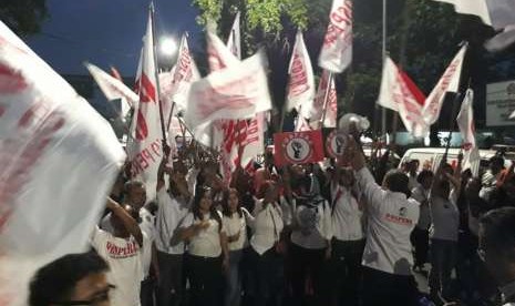 Relawan Jokowi-Ma'ruf Amin meneriakkan yel-yel di jalan sekitar Tugu Proklamasi, Jumat (21/9). Politikus PDIP Adian Napitupulu ikut hadir memeriahkan agenda relawan dalam rangka pengundian nomor di KPU. 