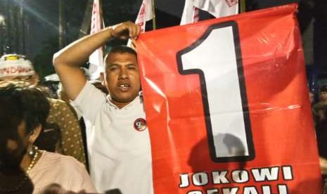 Relawan Jokowi-Ma'ruf meneriakkan yel-yel pasca KPU menetapkan pasangan yang mereka dukung mendapat nomor urut satu. 