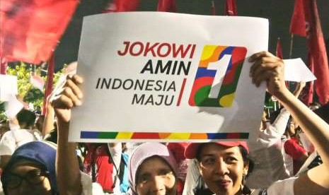 Relawan Jokowi-Ma'ruf meneriakkan yel-yel pasca KPU menetapkan pasangan yang mereka dukung mendapat nomor urut satu.