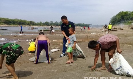 relawan kebersihan Arsi (Arus Musi) bersama Dinas Lingkungan Hidup Dan dinas Pemuda olahraga Kabupaten Musi Banyuasin gotong royong bersama  bersihkan sampah yang berada  di atas pasir Sungai Musi, Sabtu (10/08/2019).