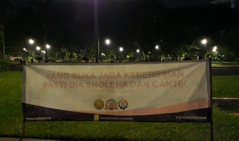 Relawan kebersihan menyiapkan ratusan pak kantung sampah untuk Reuni 212 di Monas pada Sabtu (2/12).