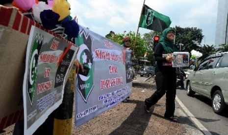  Relawan Kohati meminta sumbangan dana kepada penguna jalan di Bundaran HI,Jakarta,Selasa (15/7). Pengalanggan dana akan diberikan kepada warga Palestina yang disalurkan melalui lembaga kemanusiaan Mer-C.