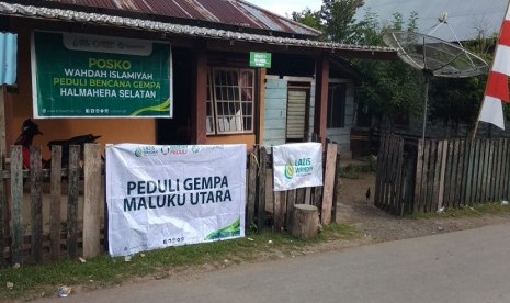 Relawan LAZIS Wahdah dan SAR Wahdah Islamiyah harus bekerja keras untuk mencapai Desa Seketa, Halmahera Selatan yang merupakan wilayah terdampak parah gempa berkekuatan 7,1 SR, Senin (15/7) kemarin.