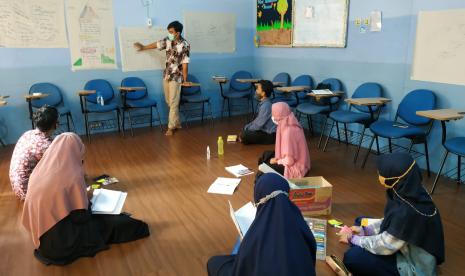 Relawan Literasi yang akan ditempatkan di Bangkalan dan Lebak mengikuti pembelakan kemampuan kepemimpinan, pemahaman konsep literasi, dan pengembangan sosial agar mereka mampu membawa value SLI sebaik-baiknya dan mampu berinteraksi secara langsung di sekolah. 