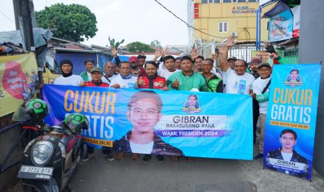 Relawan Mas Gibran berkolaborasi dengan pengemudi Ojol.