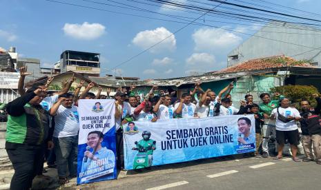 Relawan Mas Gibran membersamai pengemudi ojek online.