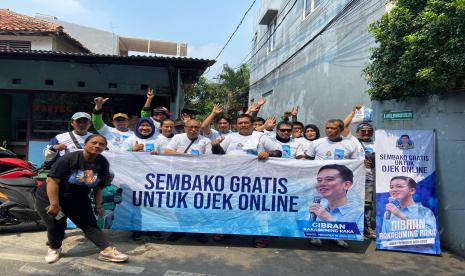 Relawan Mas Gibran membersamai pengemudi ojol di jabodetabek.