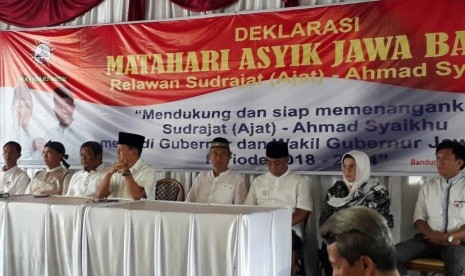  Relawan Matahari Asyik mendeklarasikan dukungan untuk Pasangan Asyik di Kota Bandung, Rabu (7/3)..