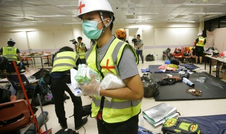 Relawan medis mengumpulkan persediaan obat-obatan di dalam kampus Hong Kong Polytechnic University di Hong Kong, Selasa (19/11). Sekitar 100 demonstran Hong Kong masih berada di dalam kampus.