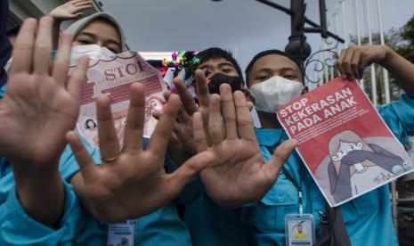 Relawan melakukan aksi kampanye anti kekerasan pada anak di kawasan Jalan Asia Afrika, Bandung, Jawa Barat, Sabtu (23/7/2022). Pemkab Bogor Sebut Kasus Kekerasan Anak Turun