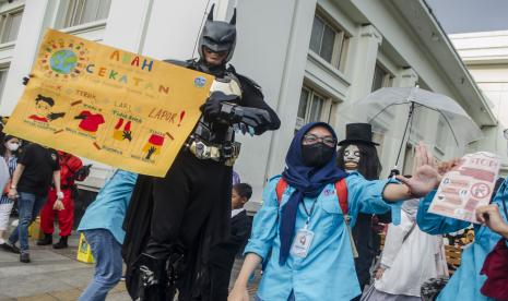 Relawan melakukan aksi kampanye anti kekerasan pada anak. Forum Anak Sukabumi dan Plan Indonesia menyuarakan cegah perkawinan anak.