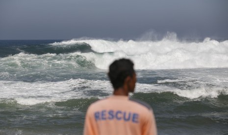 Relawan memantau ombak di Pantai Drini, Tepus, Gunungkidul, DI Yogyakarta, Selasa (24/7). 