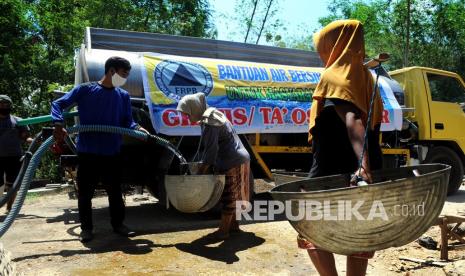 Meski beberapa kali turun hujan pada musim kemarau ini, masih ada sejumlah wilayah yang terdampak kekeringan. Di Kabupaten Karawang, Badan Penanggulangan Bencana Daerah (BPBD) masih mendapat laporan dari warga yang terdampak kekurangan air akibat kekeringan.